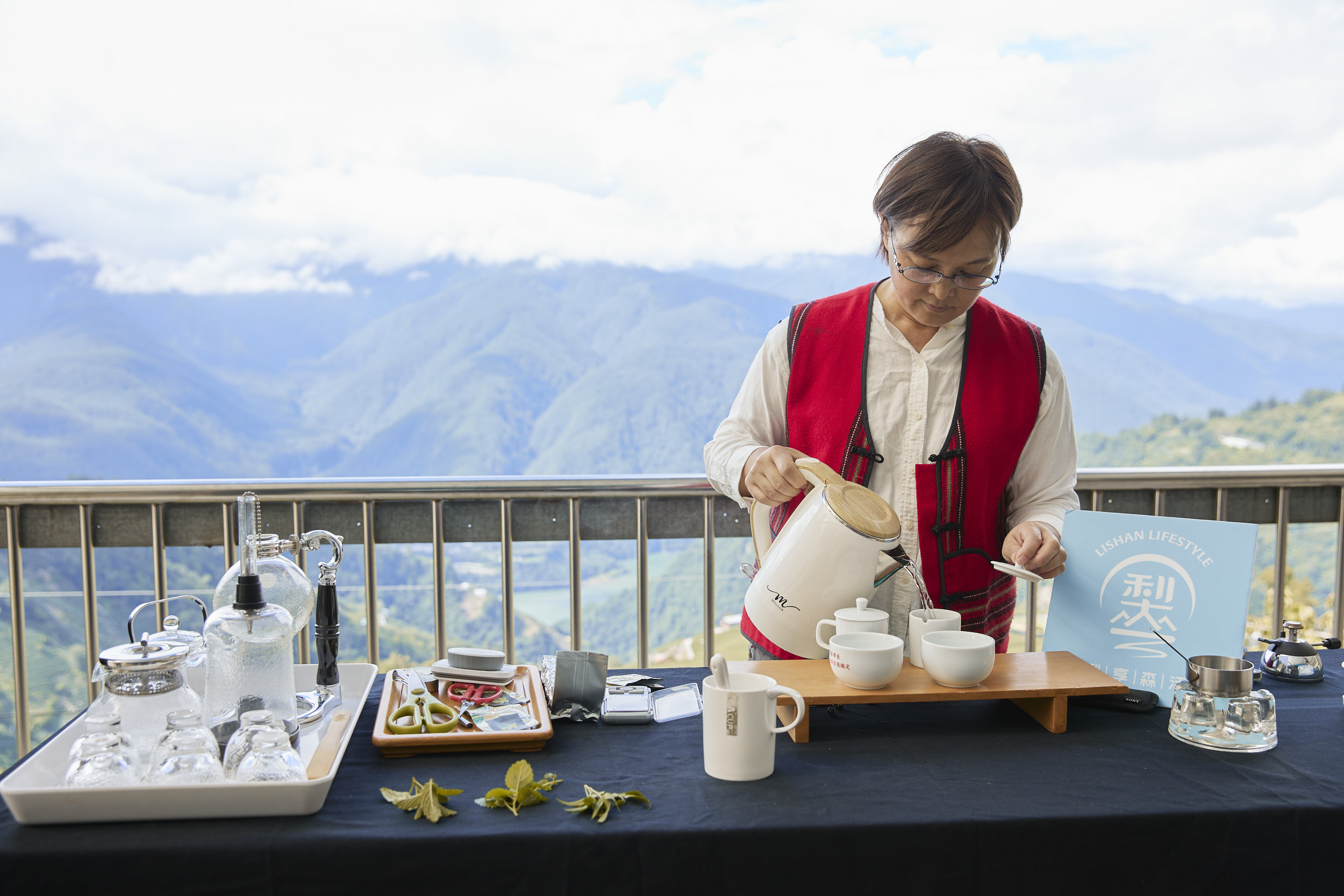 梨不開你遊程-佳陽合作農場在茶園教學沖泡梨山茶