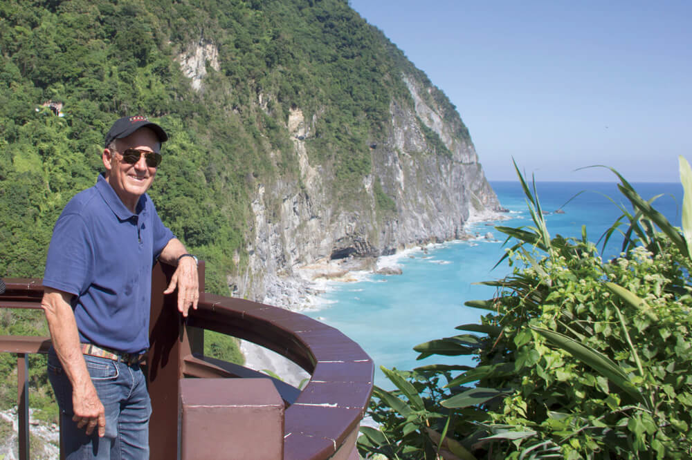 The host of Joseph Rosendo's Travelscope records a program at the Qingshui Cliff Observation Deck.