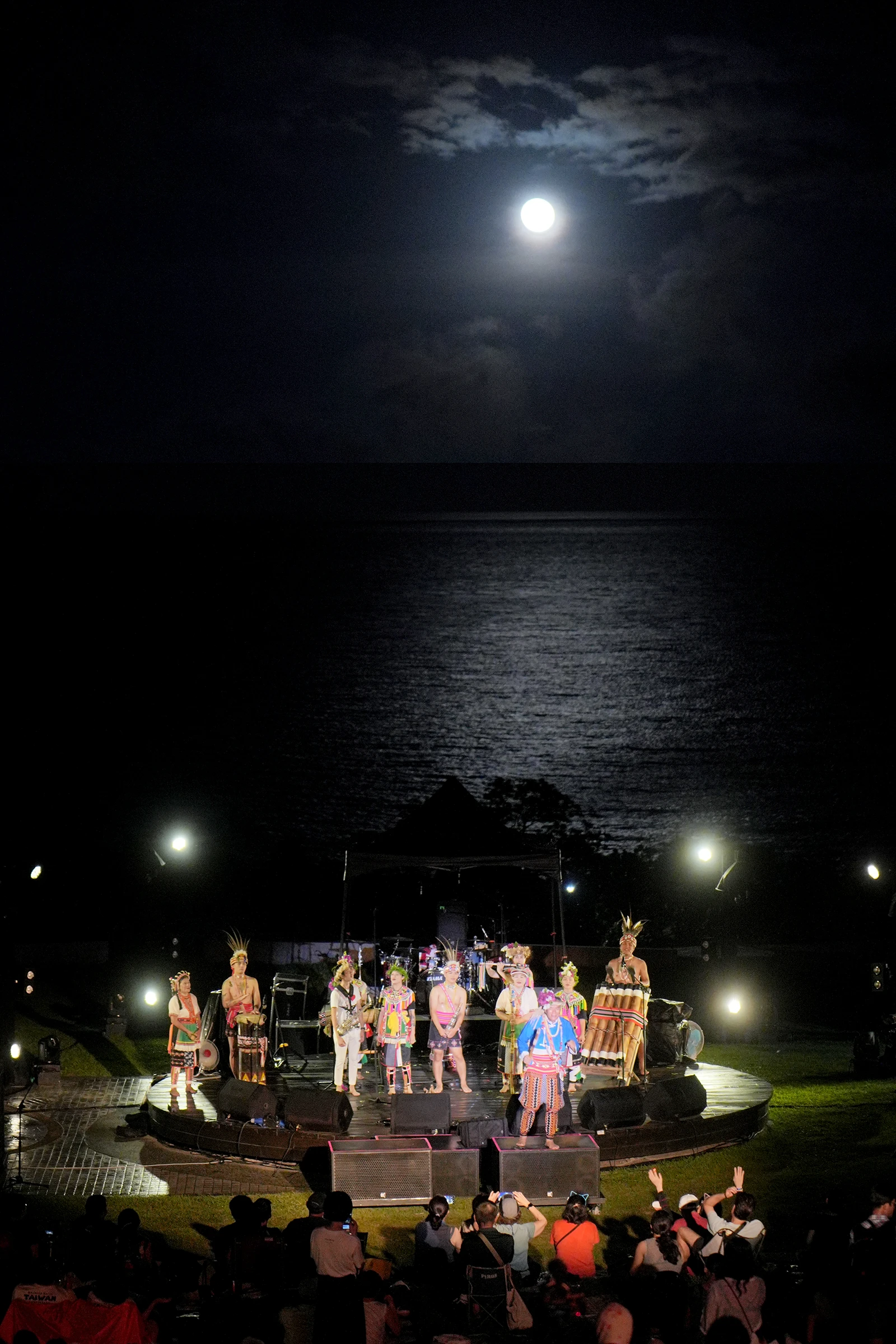 月光海音樂會以大地為舞台,月光海為背景