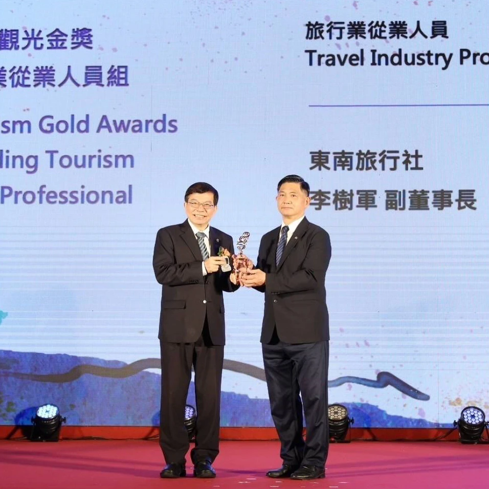 交通部王國材部長及觀光署周永暉署長與得獎者合影