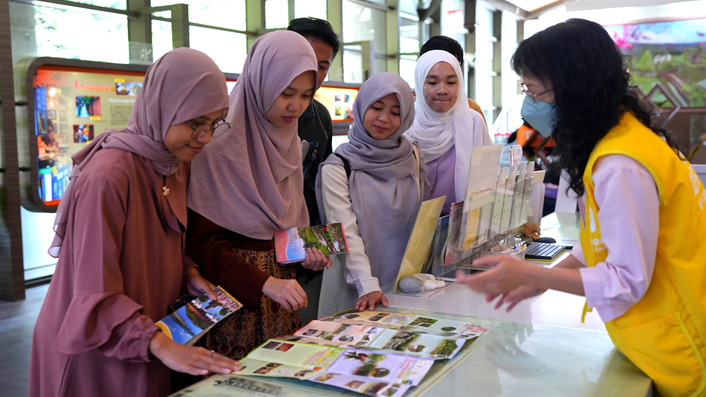 穆斯林至南庄遊客中心參加導覽