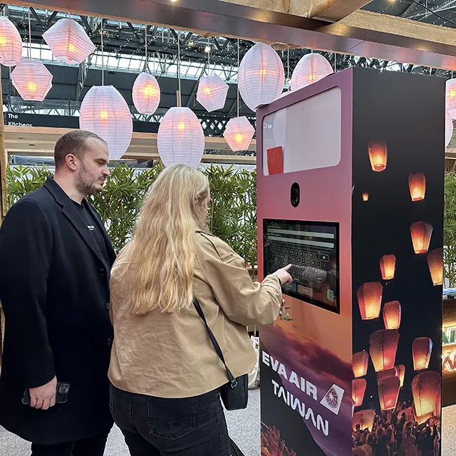 倫敦市集「Light up London」展覽設計運用天燈與竹林茶館意象